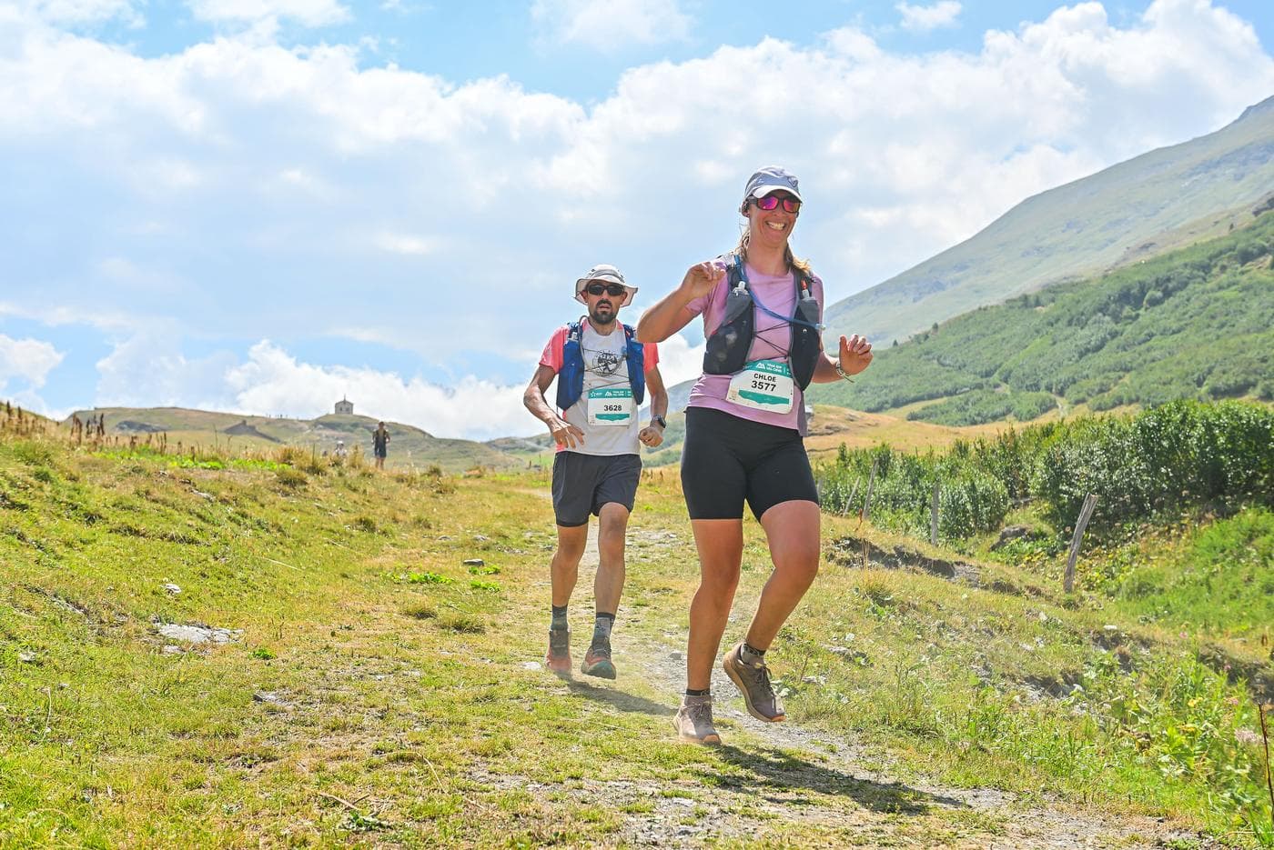 Deux coureurs de trail en montagne, dossards 3577 et 3628 détectés automatiquement par PixTager